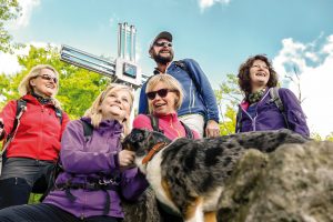 Wanderer am Glaskreuz bei Waldmünchen im Bayerischen Wald