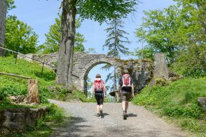 Wanderer bei der Ruine Schwarzenburg bei Rötz